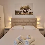 Queen Margaret Seaside 4* 사밀
