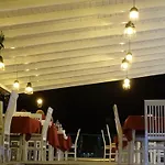 호텔 Queen Margaret Seaside 사밀